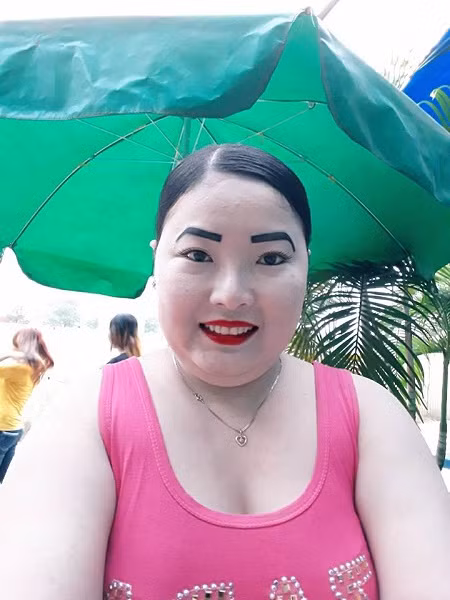Nhưng bộ lông mày 'đại bàng tung cánh' của bà chị dưới đây thì chỉ có một, khiến đấng mày râu 'khiếp đảm', các chị em thì được trận cười rụng rốn.