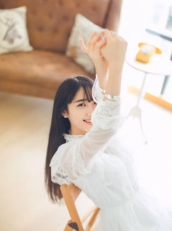  7. Hứa Mộng Viên: Vẻ đẹp “thần tiên tỷ tỷ” chính là yếu tố giúp Mộng Viên có được sự yêu mến từ cộng đồng mạng. Cô nàng từng là hoa khôi của Học viện Nghệ thuật Điện ảnh Nam Kinh, được nhiều người mến mộ. Danh tiếng trên mạng cũng giúp 9X có nhiều cơ hội bước vào làng giải trí khi tham gia một số vai diễn phim điện ảnh. Cô nàng được nhiều đạo diễn để mắt và hứa hẹn là ngôi sao mới trong tương lai.