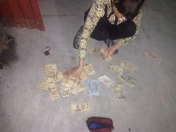 Gia đình 'khổ chủ' phải đi gom nhặt lại toàn bộ số tiền thất lạc.