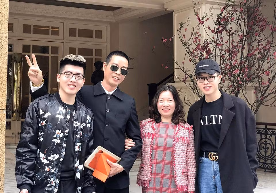 Em trai của ca sĩ Đức Phúc (trái) trở thành tâm điểm tìm kiếm sau khi anh cậu phẫu thuật thẩm mỹ thành công. Quang Hà hiện 18 tuổi, học cấp 3 tại Hà Nội. Nam sinh không tham gia showbiz nên dễ hiểu khi Facebook cá nhân của cậu chỉ chia sẻ một vài hình ảnh cá nhân như ảnh selfie cùng bạn bè.