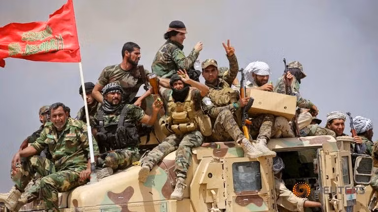 M1114 tuy là mẫu xe thiết giáp trinh sát cơ động hạng nhẹ, tuy nhiên ở Iraq thì lực lượng dân quân dùng nó cho đủ thứ việc, gồm cả chở đống người trên nóc xe như trong ảnh.
