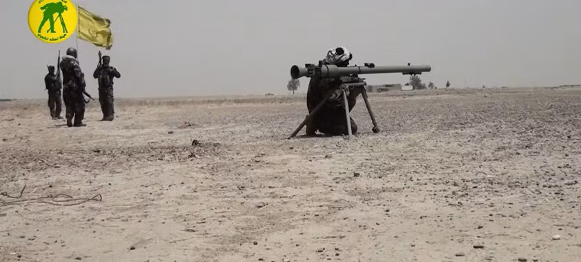 Lực lượng dân quân Iraq đang ngắm bắn khẩu súng không giật SPG-9 Kopye.