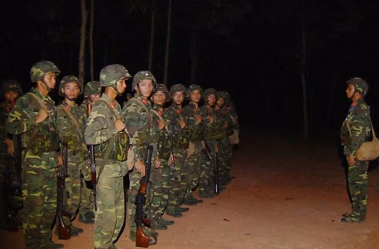 Huấn luyện đội ngũ chiến thuật cấp tổ, tiểu đội trong đêm tối là nội dung khó, bởi tầm nhìn quan sát hạn chế, địa hình phức tạp, khả năng chỉ huy, hiệp đồng bảo đảm và phối hợp giữa các thành viên cũng không thể linh hoạt, hiệu quả như huấn luyện ban ngày. Ảnh: Các phân đội thuộc đơn vị Sư đoàn Bộ binh 325 (Quân đoàn 2) nhận nhiệm vụ trước khi bước vào huấn luyện đội ngũ chiến thuật cấp tiểu đội ban đêm.