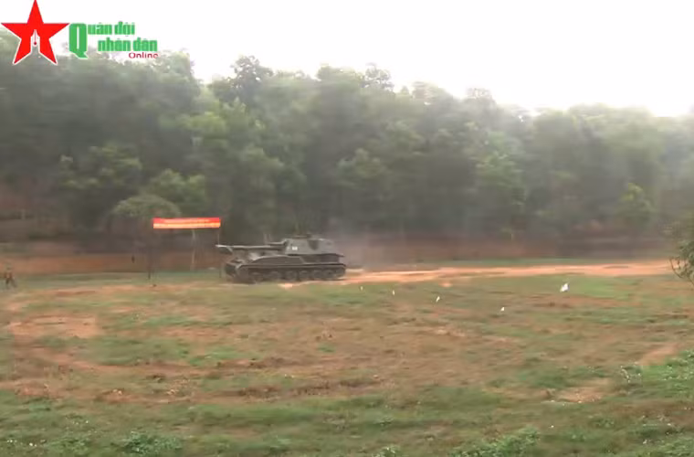 Trong ảnh là pháo tự hành 2S3 Akatsiya đang hành tiến trên thao trường của Lữ đoàn pháo binh 45 – một trong những đơn vị giàu truyền thống và chiến công nhất của pháo binh Việt Nam.