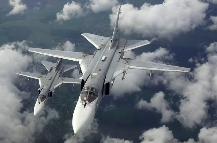 Đặc trưng trong thiết kế máy bay thời kỳ này là Su-24 sử dụng kiểu cánh cụp cánh xòe. Theo đó, phần cánh của Su-24 có thể di chuyển 4 góc khác nhau gồm:16° để cất cánh và hạ cánh; 35° và 45° cho bay tuần tiễu tại những độ cao khác nhau và 69° để tăng tốc cao nhất ở độ cao thấp.