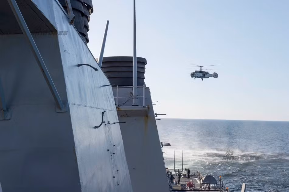 Ngoài ra, một chiếc trực thăng săn ngầm Ka-27 của Hải quân Nga cũng bay quanh tàu khu trục USS Donald Cook 7 lần và chụp ảnh.