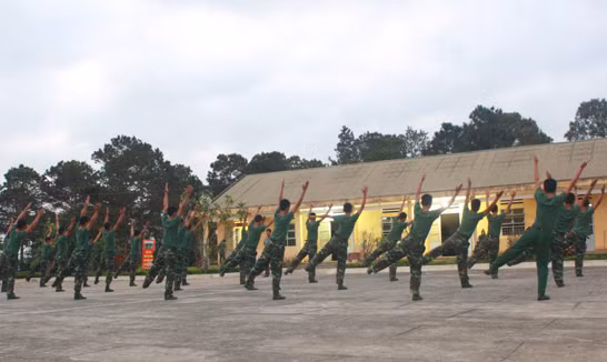 Trung đoàn bộ binh 994 là đơn vị trực thuộc Bộ Chỉ huy quân sự tỉnh Lâm Đồng, được thành lập ngày 28/03/1997 với nhiệm vụ huấn luyện lực lượng dự bị động viên và thực hiện một số nhiệm vụ khác do Bộ Chỉ huy quân sự tỉnh giao, trong đó có việc tổ chức huấn luyện chiến sĩ mới. Ảnh: Một ngày mới của các chiến sĩ tân binh bắt đầu bằng chế độ thể dục buổi sớm.