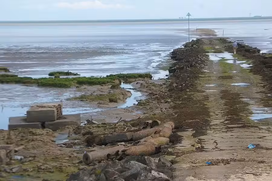 Nằm trên cửa sông Roach, bờ biển phía đông của Essex, Anh, đảo Foulness được quân đội kiểm soát từ giữa thế kỷ 19. Tại đây, con đường chết chóc Broomway đã gây ra cái chết của hơn 100 người. Ảnh: dangerousroads.