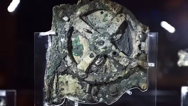 Được phát hiện trên xác tàu đắm ngoài khơi đảo Antikythera của Hy Lạp vào năm 1901, cỗ máy tính Antikythera có niên đại khoảng 2.000 tuổi. Hiện vật này thường được xem như máy tính đầu tiên trên thế giới, là thiết bị đo thiên văn của người cổ đại. Ảnh: LOUISA GOULIAMAKI / Stringer via Getty Images.