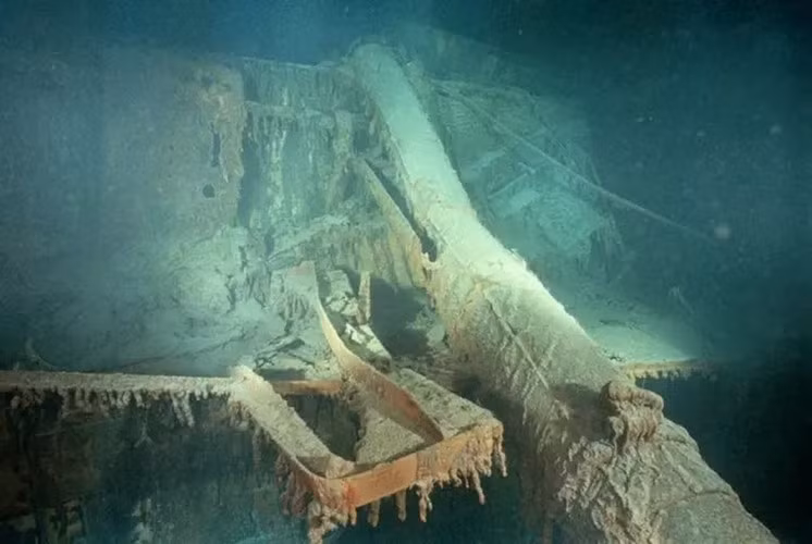 Một trong những phòng hơi nước khổng lồ của tàu Titanic rất dễ thấy từ ảnh scan bởi nó nằm ở phía sau phần mũi tàu ở vị trí tàu gãy làm đôi. Hành khách chia sẻ đèn vẫn sáng khi tàu từ từ chìm xuống đáy biển. Bản mô phỏng kỹ thuật số cho thấy một số nồi hơi bị lõm, chứng tỏ chúng vẫn đang hoạt động khi chìm xuống nước. Ảnh: Ralph White/Getty Images.