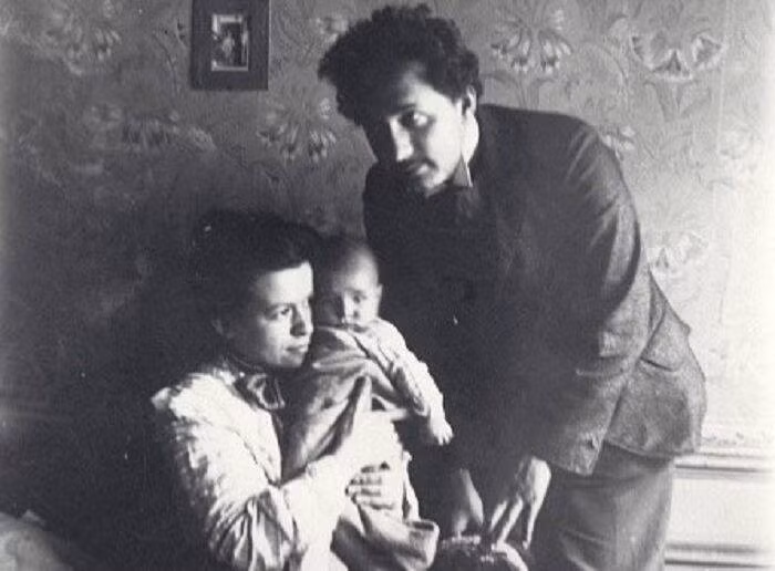 Lúc nhỏ, Einstein thích chơi một mình hơn là chơi với những cậu bé đồng trang lứa. Không những vậy, ông có thói quen lặp đi lặp lại nhiều lần các câu nói với chính mình.