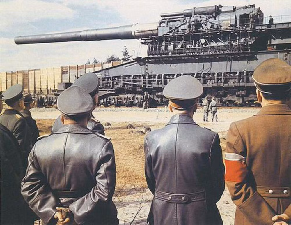 Phát xít Đức đã thông qua dự án sản xuất pháo hạng nặng đầu tiên năm 1937 với chi phí 10 triệu Mác. Theo yêu cầu của Hitler, vào năm 1941, công ty Friedrich Krupp A.G. của Đức bắt đầu quá trình chế tạo khẩu pháo lớn nhất thế giới là Gustav. Ảnh: Screen grab.