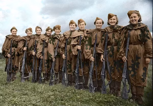 Năm 1943, những "bóng hồng" bắn tỉa của Liên Xô tập hợp lực lượng trước khi lên đường làm nhiệm vụ.