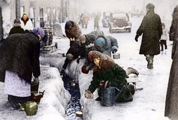 Người dân ở Leningrad lấy nước từ một đường ống chính bị vỡ vào mùa Đông năm 1942. Lực lượng phát xít Đức tấn công, vây hãm thành phố này của Liên Xô trong nhiều tháng.
