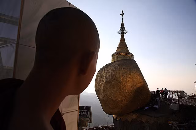 Dù vậy, trong suốt hàng ngàn năm qua, tảng đá trên vẫn không xê dịch, thách thức mọi định luật vật lý. Ảnh: tnktravel.
