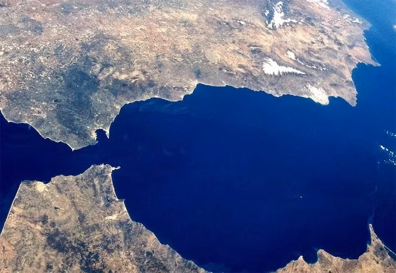 Các nhà khoa học tính toán dòng nước lũ này có thể di chuyển với tốc độ lên đến 116 km/h, khắc những kênh sâu vào đá trong quá trình chảy và vận chuyển vật liệu đi xa qua lòng chảo. Ảnh: everythingisamazing.