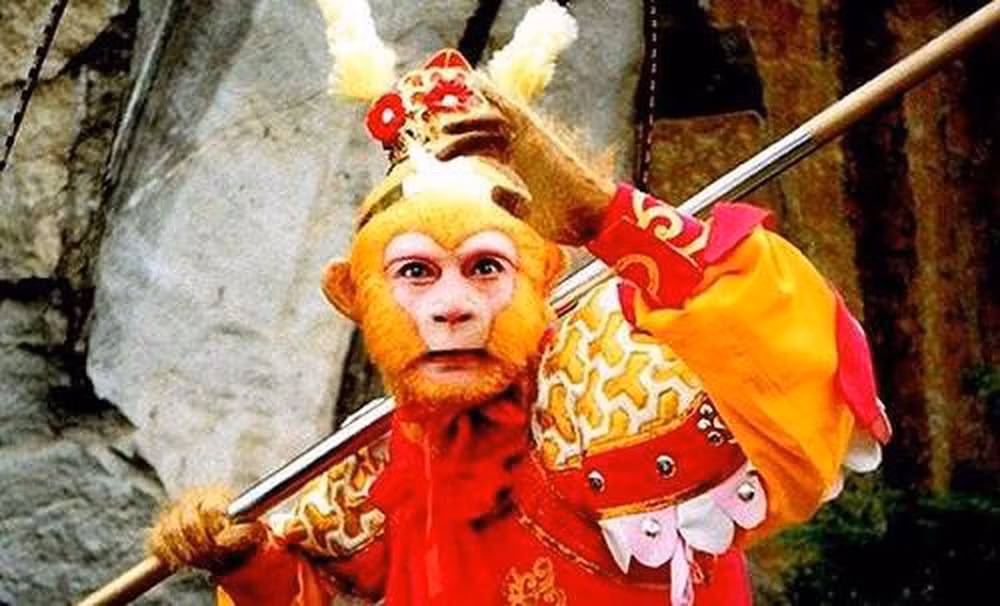Điều này phần nào thể hiện qua việc Mỹ Hầu Vương luôn có câu cửa miệng là: "Ta đây chính là Tề Thiên Đại Thánh Tôn Ngộ Không, 500 năm trước từng đại náo thiên cung". Tiếp đến, Tôn Ngộ Không từng đem chiếc áo cà sa quý của sư phụ ra khoe khoang khiến bảo vật này từng một lần bị đánh cắp.