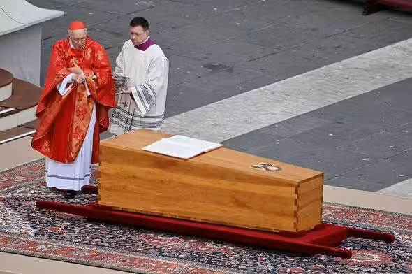 Lớp quan tài thứ hai được làm từ chì, được hàn kín để ngăn không khí, nước và vi khuẩn xâm nhập giúp làm chậm quá trình phân hủy thi hài. Ảnh: GETTY.