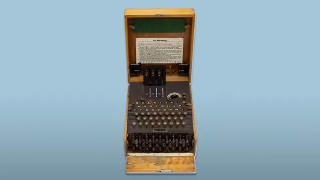 Nếu 10 người cùng ngồi thử từng thuật toán mã hoá của Enigma, làm việc suốt 24/7 thì phải mất 20 triệu năm mới giải mã được một bức mật hàm của phát xít Đức. Ảnh: Nate D. Sanders Auctions.