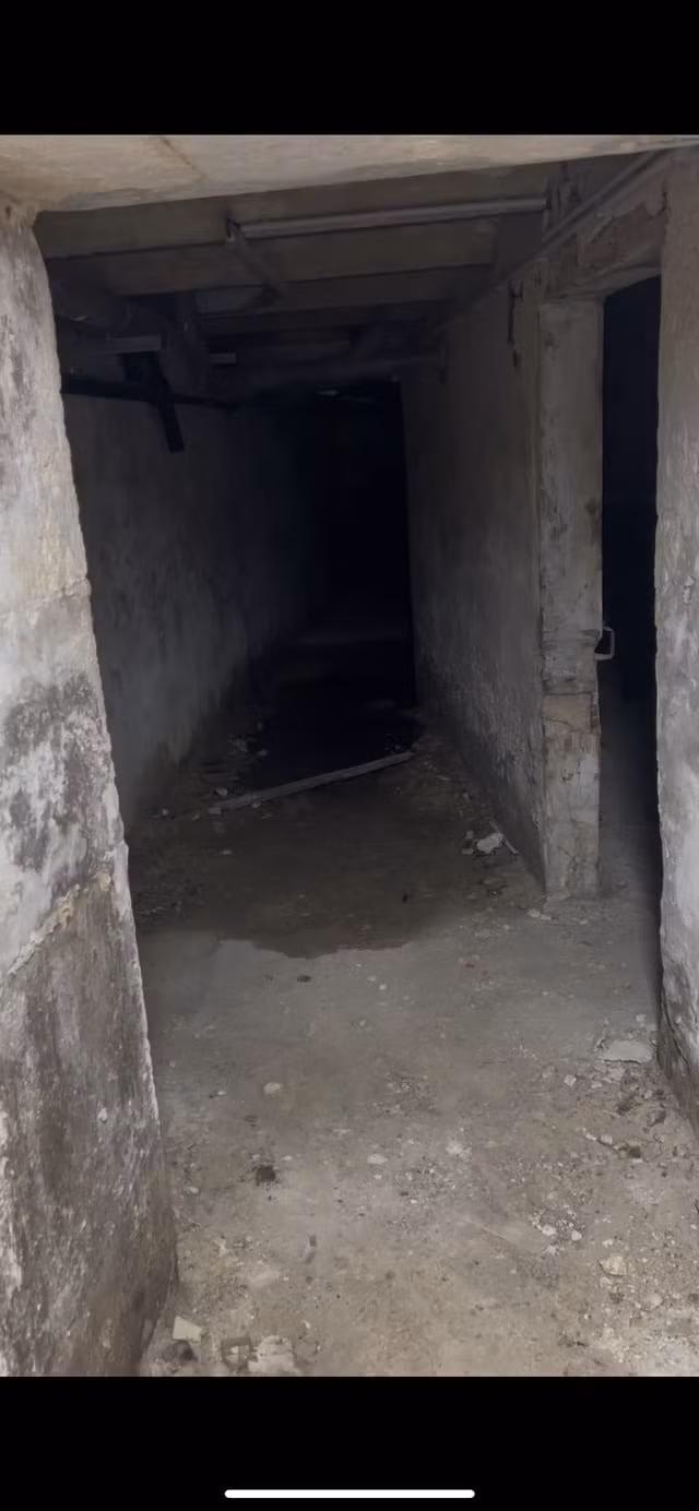 Người đàn ông này cho biết thêm những đường hầm bên dưới ngôi nhà ẩm ướt, đầy nấm mốc và gián. "Tôi đã tổ chức một buổi biểu diễn DJ ở đó trong một giờ và cảm giác như phổi của tôi không còn như trước nữa", anh nói. Ảnh: Reddit.