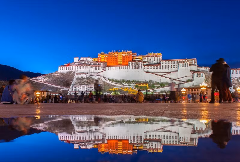 Tương truyền, khi xây dựng cung điện Potala, Vua Tùng Tán Cán Bố đã bỏ ra một khoản tiền khổng lồ. Một số nguồn tin cho rằng, hơn 30 tấn vàng đã được sử dụng để xây dựng cung điện linh thiêng này. Từ đây, nhiều người tò mò số vàng khổng lồ đó lấy từ đâu. Ảnh: himalayanglacier.