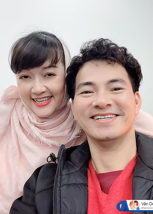 Các nghệ sĩ trông tươi tắn khi chụp ảnh kỷ niệm. Tuy nhiên, ai cũng hiểu rằng các nghệ sĩ khá vất vả vì tập luyện từ tối muộn đến sáng sớm hôm sau.