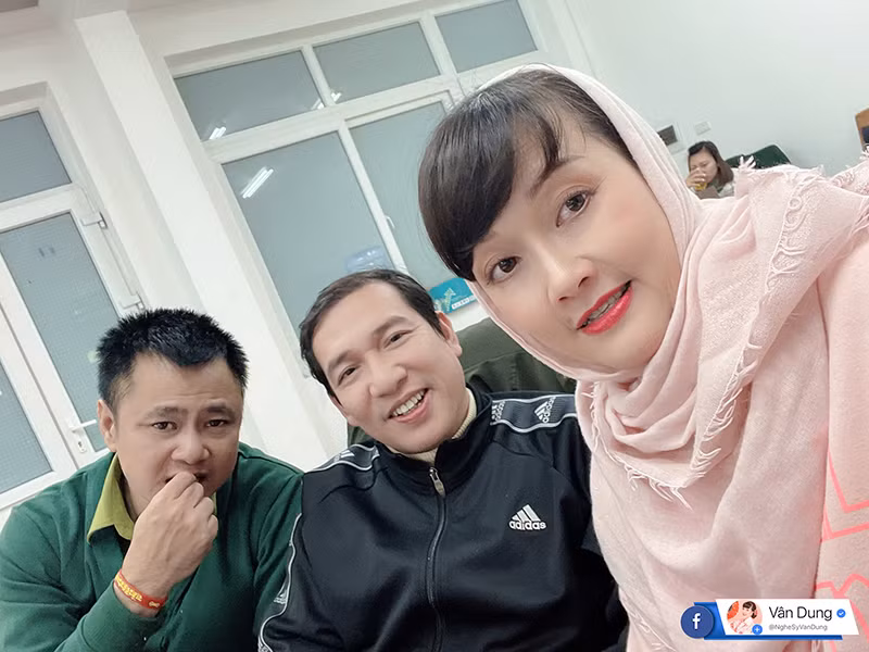 Trong khi Vân Dung đóng Táo Y tế, Tự Long vào vai Táo Xã hội.