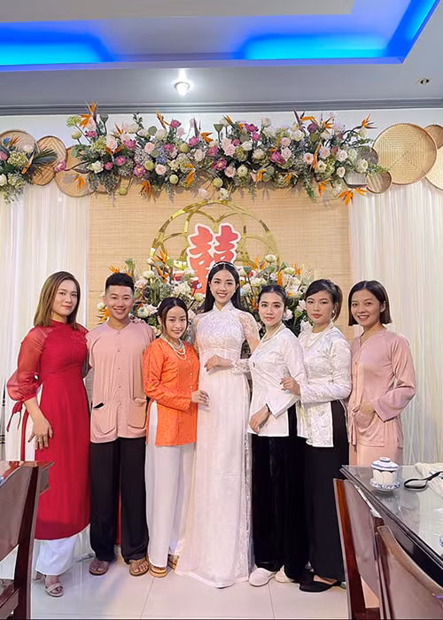 Thúy An diện áo dài trắng trong hôn lễ. Hiện tại, chú rể chưa lộ diện.