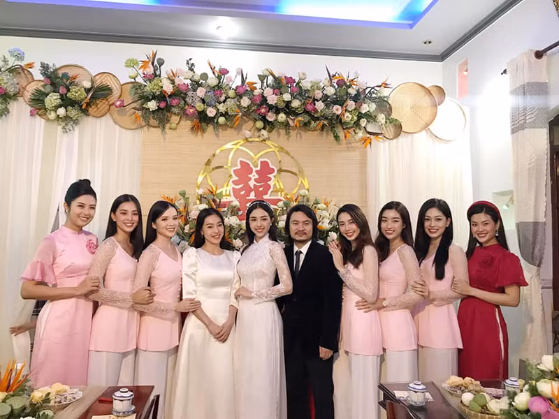 Thúy An bên dàn người đẹp bước ra từ cuộc thi Hoa hậu Việt Nam trong hôn lễ.