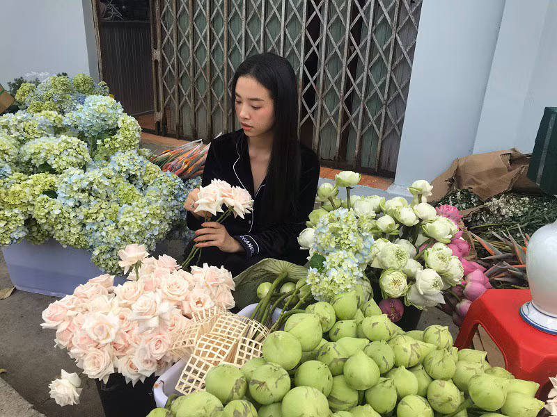 Nàng á hậu sử dụng rất nhiều loài hoa quen thuộc như hoa sen, hoa thiên điểu, hoa cẩm tú cầu, hoa hồng cho đám cưới.