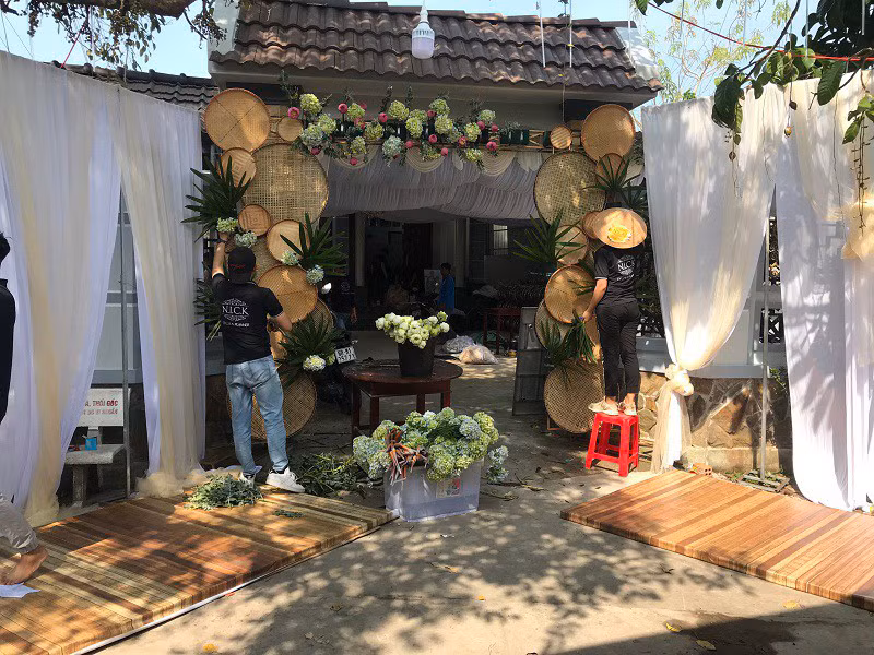 Hình ảnh người nhà Thúy An kết cổng hoa.