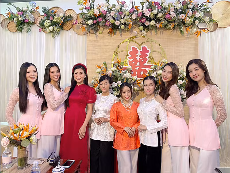 Đám cưới của Thúy An ở quê nhà Kiên Giang còn có sự góp mặt của Hoa hậu Đỗ Mỹ Linh (ngoài cùng bên phải) và người đẹp Thùy Tiên (thứ hai bên phải).