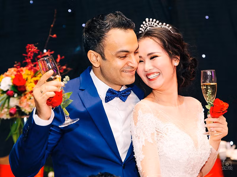  Võ Hạ Trâm cũng lấy chồng người Ấn Độ. Ông xã của nữ ca sĩ là doanh nhân hơn cô 12 tuổi tên Vikas Chaudhary. Đám cưới của hai người diễn ra vào tháng 1/2019.