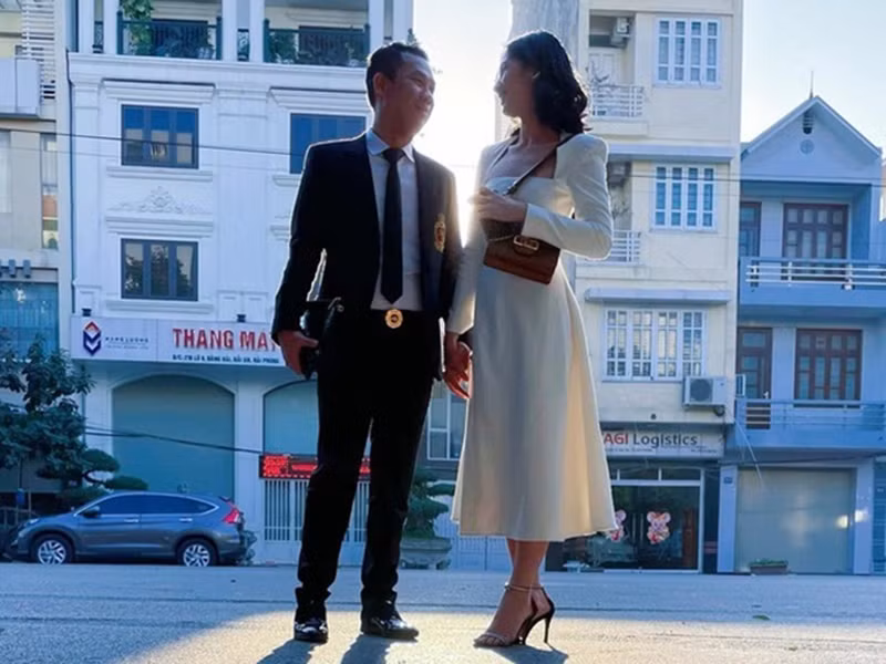 Việc người đẹp gốc An Giang kém chồng cũ Lệ Quyên đến 27 tuổi nhanh chóng vấp phải những lời bàn tán.
