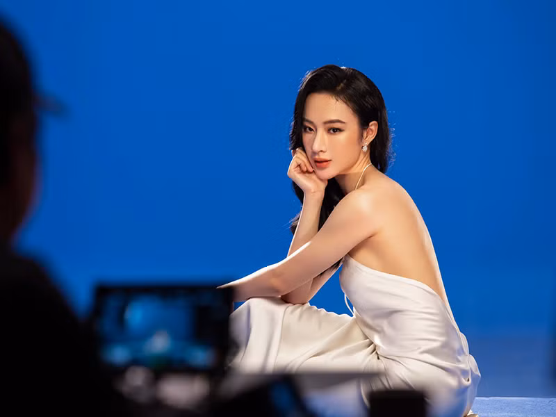 Sau đoạn clip, "bà mẹ nhí" chia sẻ loạt ảnh gợi cảm trên trang cá nhân.