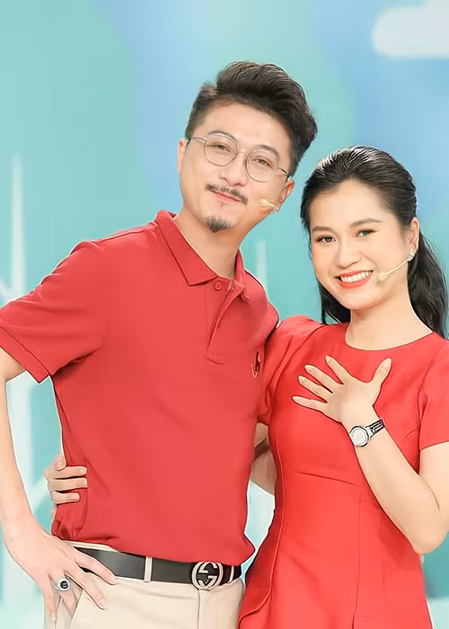 Hứa Minh Đạt chia sẻ trên Zing, bà xã Lâm Vỹ Dạ buồn khi biết có group antifan. Anh khuyên vợ nên bình tĩnh, cứ tiếp tục làm việc của mình một cách chân thành và tận tâm.