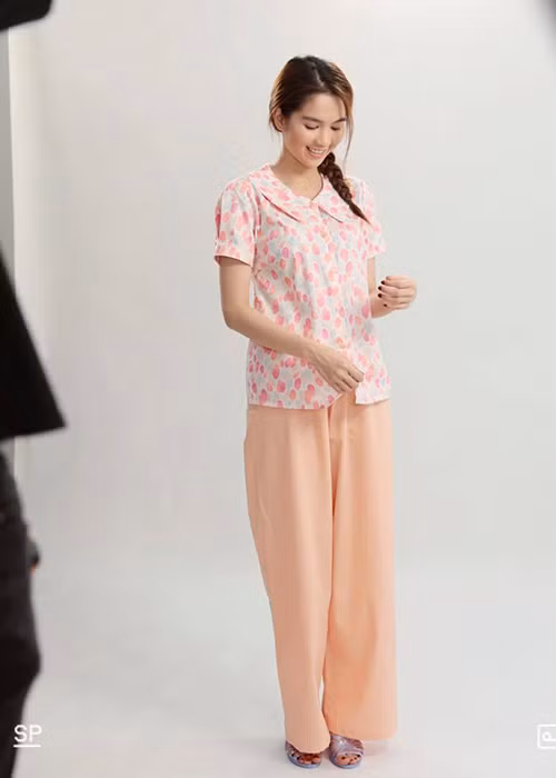"Nữ hoàng nội y" vẫn quyết giữ im lặng trước những lời chỉ trích cho rằng nụ hôn với bé trai 8 tuổi là hành động phản cảm, lố bịch.