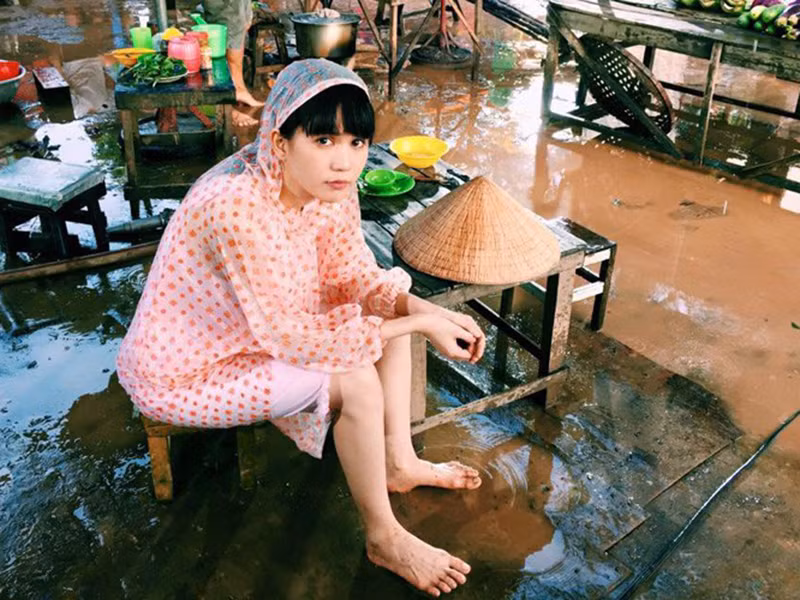 Nữ người mẫu sinh năm 1989 vốn có quá khứ nghèo khổ. Khi cô sinh ra thì mẹ mất. 10 tuổi Ngọc Trinh đã một buổi đi học, một buổi phụ giúp gia đình bán bún. Lớp 10, cô lên Sài Gòn đi làm trong câu lạc bộ bi-da với mức lương 800-900 ngàn/tháng.