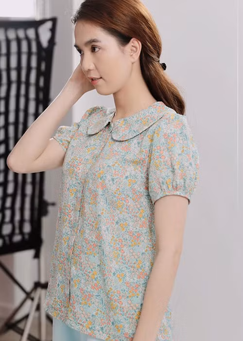 Loạt ảnh Ngọc Trinh hóa gái quê nhanh chóng nhận được sự chú ý giữa ồn ào hôn môi bé trai 8 tuổi.