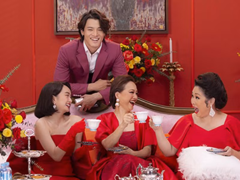 Tương tự, ê-kíp phim Tết” “Gái già lắm chiêu V” không tổ chức sự kiện ra mắt tại Hà Nội. Thay vì đó, ê-kíp livestream sự kiện trên fanpage chính thức của phim lúc 20h, ngày 29/1.