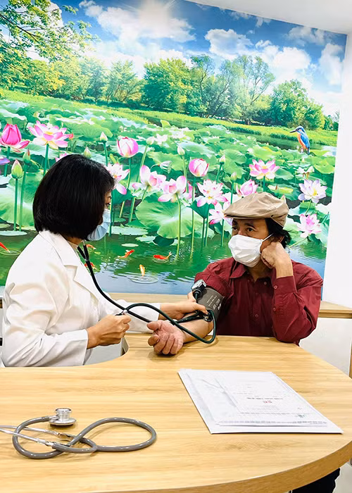 ...Lão luôn miệng nói tuỳ trưởng đoàn quyết định và nhất nhất nghe theo rồi cười phe phé. Lão cứ cười đi cứ lạc quan đi khi đời còn cho phép, tinh thần và sự lạc quan cũng là những liều thuốc quý để chiến thắng bệnh tật mà. Sau khi hai anh em hội ý xong, lão chốt một câu: “Ăn tết xong mới điều trị”. Ok đó là quyết định của lão. Mong rằng ăn tết xong lão Còi sẽ nghiêm túc điều trị”.