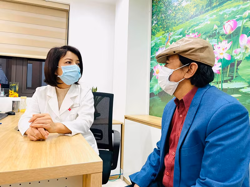 Nghệ sĩ Trà My chia sẻ: “Đau não với lão quá. Suốt từ sáng tới giờ hội ý cân nhắc xem nên điều trị như thế nào và ở đâu cho hiệu quả mà chi phí lại hợp với khả năng cho phép. Đã thế lại còn phải căng tai ra nghe xem lão nói gì vì giờ lão nói rất khó khăn….