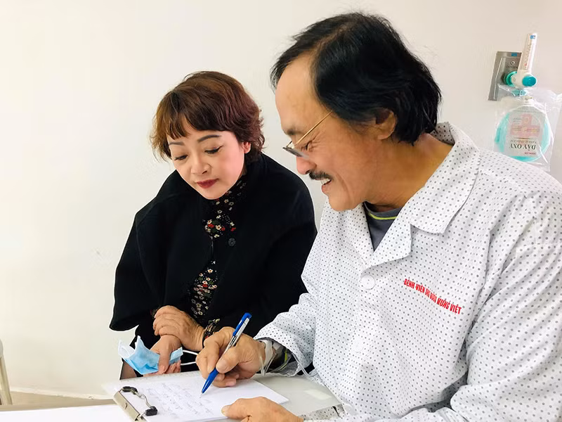 Cô hết mực quan tâm đến sức khỏe của đàn anh.