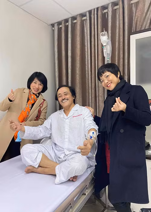 Một số nghệ sĩ thân thiết vào thăm Giang Còi ở bệnh viện như Thảo Vân, Chiều Xuân...