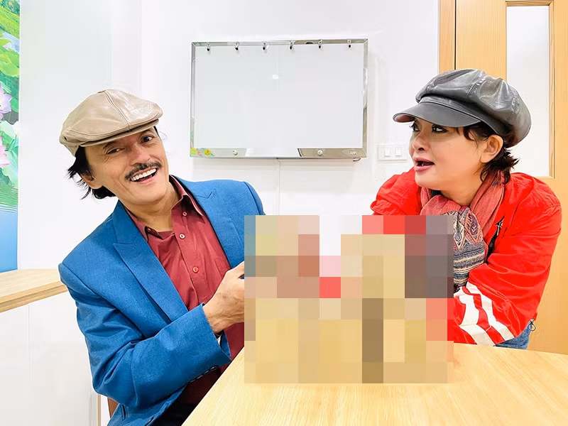 Nam nghệ sĩ tỏ ra vui vẻ như thường thấy.