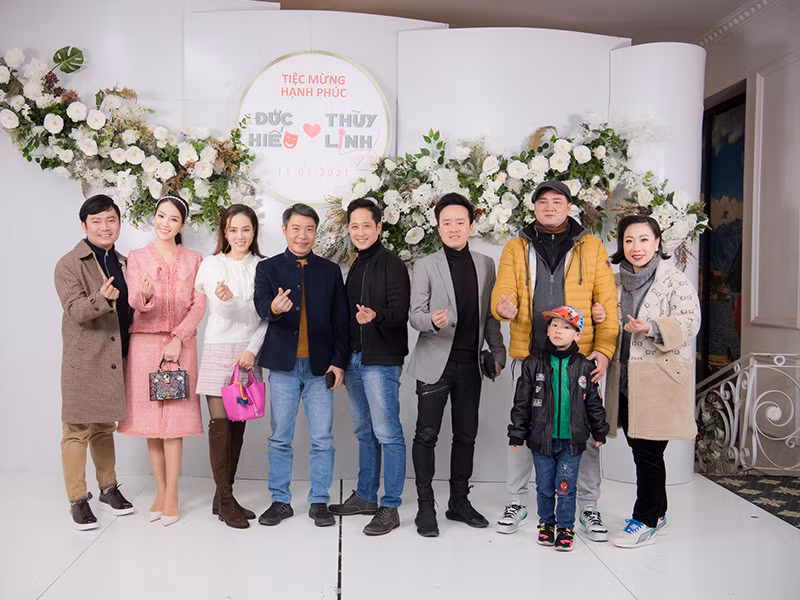 Đám cưới của Thùy Linh còn có sự tham gia của vợ chồng Đăng Dương – Kim Xuyến, NSND Công Lý – Ngọc Hà, Huỳnh Anh – Bạch Lan Phương, Mạnh Hưng, Thụy Vân, Ngọc Khuê, Lương Nguyệt Anh, Vũ Thắng Lợi, Việt Khuê.