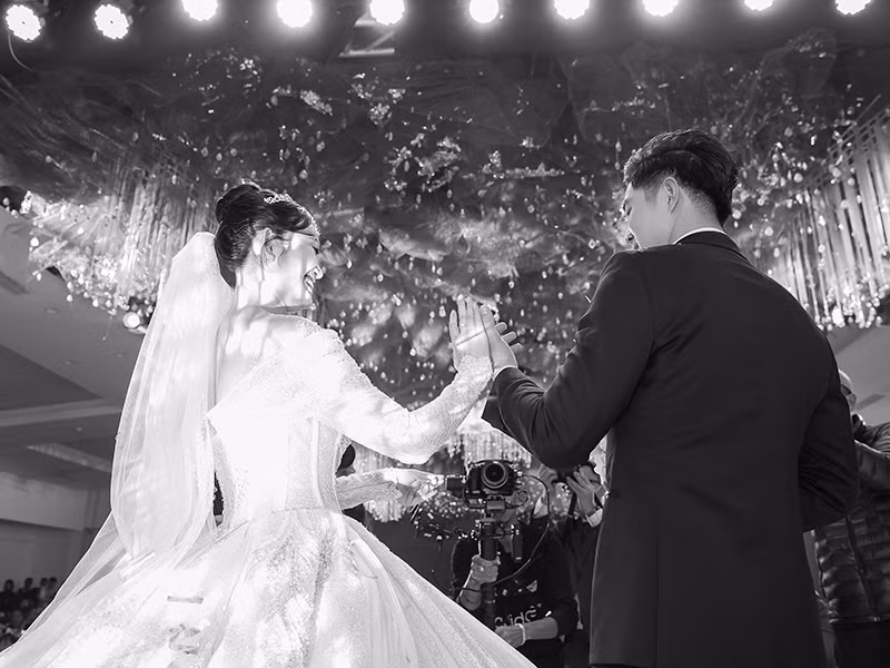"MC có nụ cười đẹp nhất VTV” không giấu được niềm hạnh phúc trong ngày lên xe hoa.