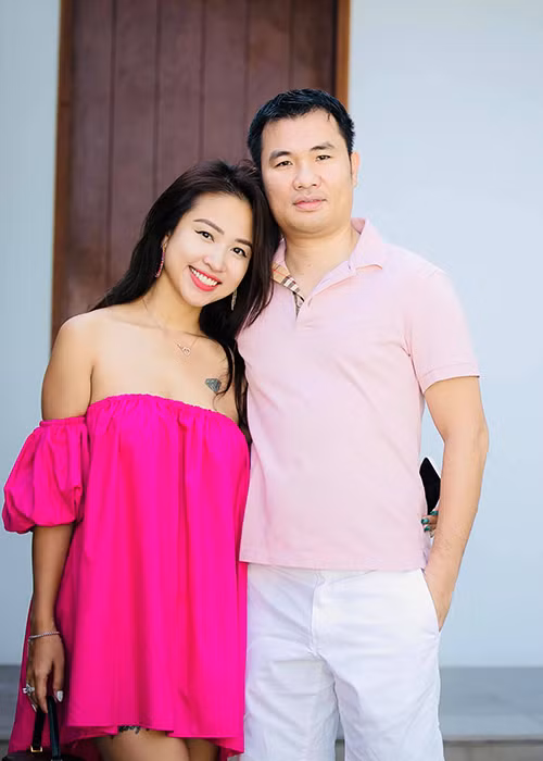 Gần đây, MC Vân Hugo liên tục đăng tải hình ảnh bên chồng sắp cưới. Mới nhất, bà mẹ một con khoe khoảnh khắc khá tình tứ bên hôn phu.