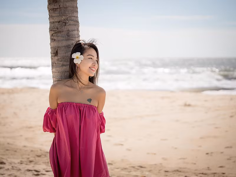 Trong chuyến nghỉ dưỡng cùng chồng sắp cưới, nữ MC khoe vóc dáng gợi cảm.