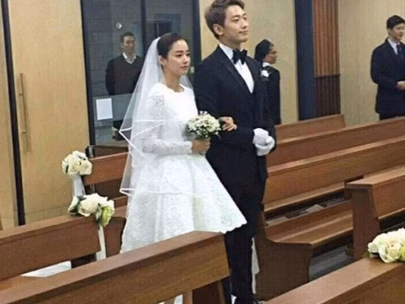 Năm 2017, Bi Rain và Kim Tae Hee tổ chức đám cưới giản dị tại một nhà thờ. Cặp đôi chỉ tốn vỏn vẹn 24 triệu đồng, trong đó 5,2 triệu đồng cho nhẫn cưới.